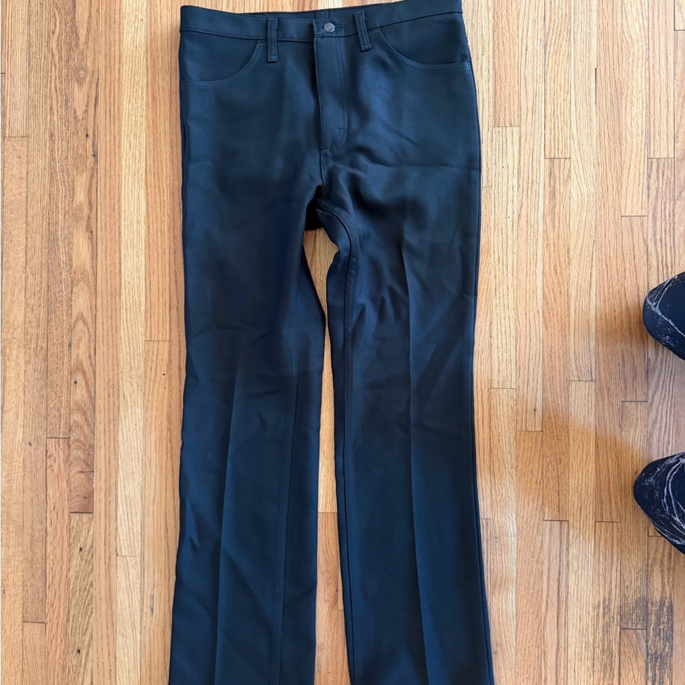 Wrangler Men's Black Pants Wrinkle Resist Regular Fit Size 33x32 NWT
